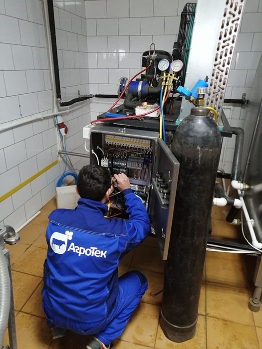 Servicing a milk cooler tank